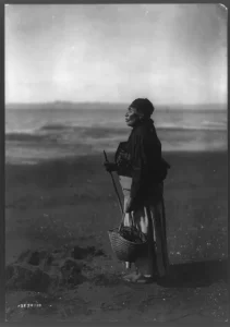 A photograph by Edward Curtis of a Chinook woman in 1910. (LOC)