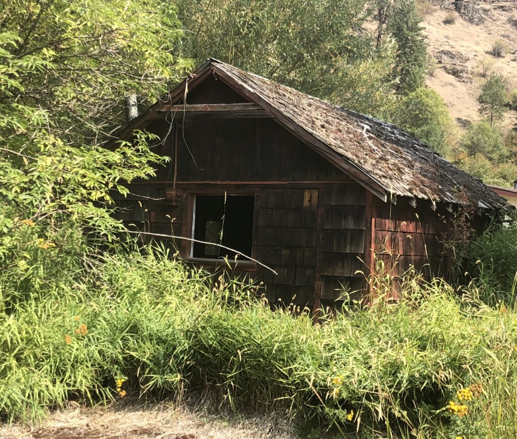 At least one of the cabins, now abandoned, where Steinbeck stopped in October 1960, still stands along I-90(old US Highway 10), just east of Cour’d Alene, ID.