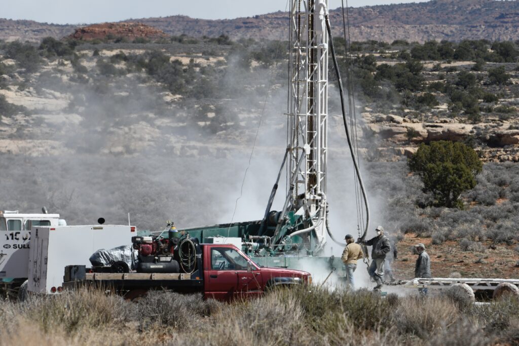 A drilling rig near Glen Canyon in Southern Utah. (Photo Dennis McKenna)